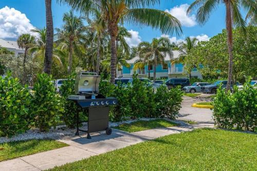 สวน, Lux Beachside 2nd Floor Condo 3 Steps to the Beach! in จูโน บีช (FL)