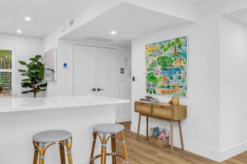 ห้องครัว, Lux Beachside 2nd Floor Condo 3 Steps to the Beach! in จูโน บีช (FL)