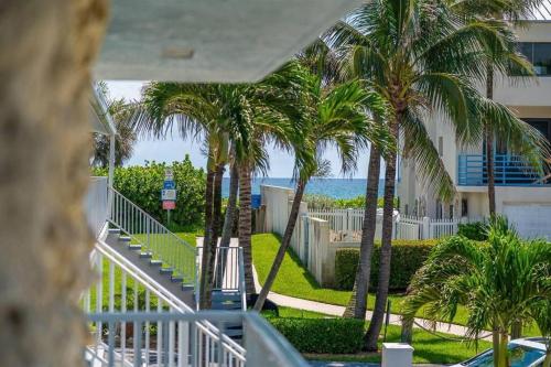 ทัศนียภาพ, Lux Beachside 2nd Floor Condo 3 Steps to the Beach! in จูโน บีช (FL)