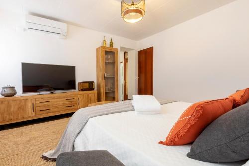 18 Sleeps Private Pool Villa Near Barcelona - image 2