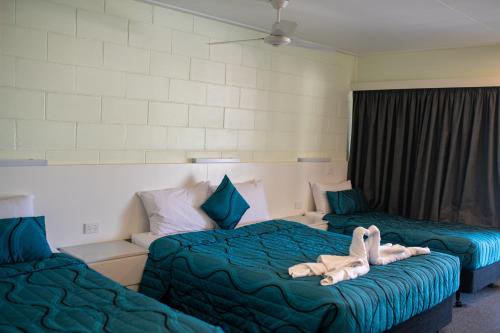 1 double bed, 2 twin beds
