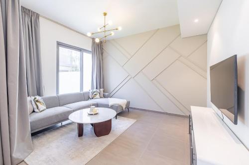 Exclusive Spacious Villa I Garden I Maid Room, Dubai (Foto 2)