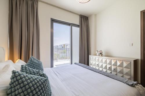 Exclusive Spacious Villa I Garden I Maid Room - image 2