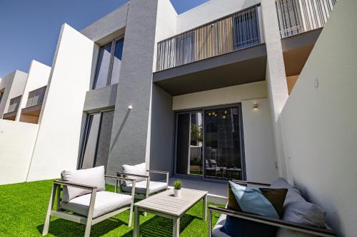 Exclusive Spacious Villa I Garden I Maid Room - image 5