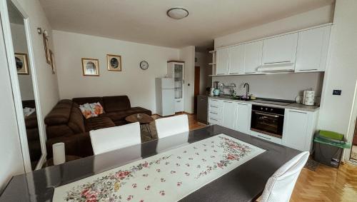 One-Bedroom Apartment image 6