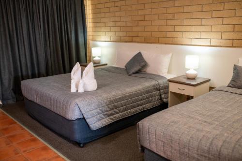 1 double bed, 1 twin bed