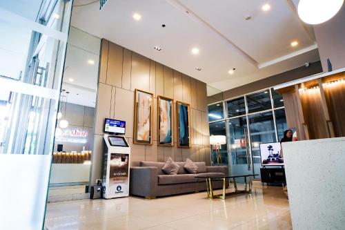 Фасада на хотела, 23кв.м. студио Апартамент, с 1 баня в Център на град Кагаян Де Оро (Modern Designed Studio Condo Near Ayala Centrio) in Кагаян де Оро