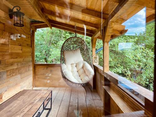 Балкон/тераса, BATS CAVE HUT - Transylvania - Hot-Tub - Sauna in Salciua