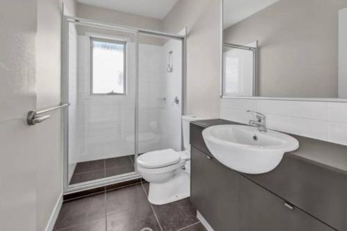 Self contained guest house Gold Coast - sleeps max 4 in Varsity Lakes