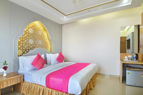 Hotel Gold Palace - 03 Mins Walk From New Delhi Railway Station