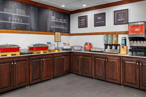 Hampton Inn & Suites at Colonial TownPark - image 6