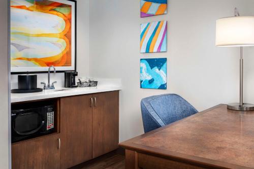 Hampton Inn & Suites at Colonial TownPark - image 2