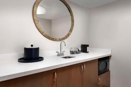 Hampton Inn & Suites at Colonial TownPark - image 11
