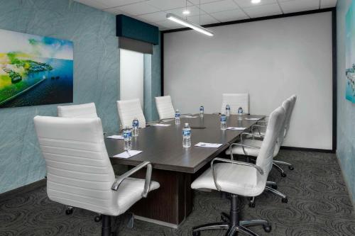 Hampton Inn & Suites at Colonial TownPark - image 6