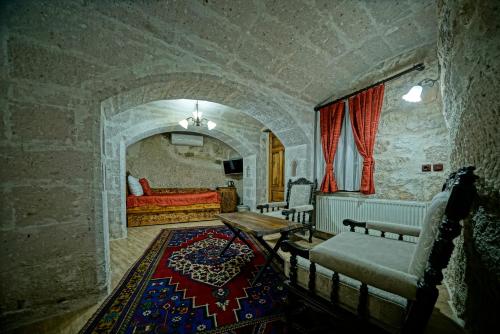  Deluxe Triple Cave Room