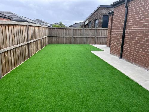 Spacious 4 bedroom home in Weir Views near Warrawong Estate in Melton South