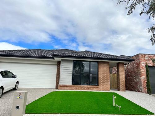 Spacious 4 bedroom home in Weir Views near Warrawong Estate in Melton South
