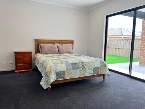 Spacious 4 bedroom home in Weir Views near Warrawong Estate in Melton South