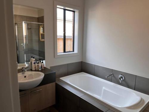 Spacious 4 bedroom home in Weir Views near Warrawong Estate in Melton South