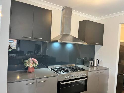 Spacious 4 bedroom home in Weir Views near Warrawong Estate in Melton South