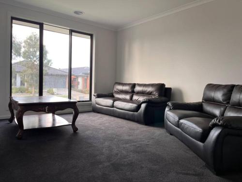 Spacious 4 bedroom home in Weir Views near Warrawong Estate in Melton South