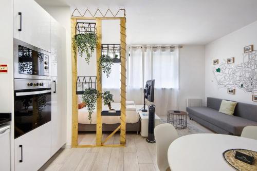 Minimalist Studio City Centre