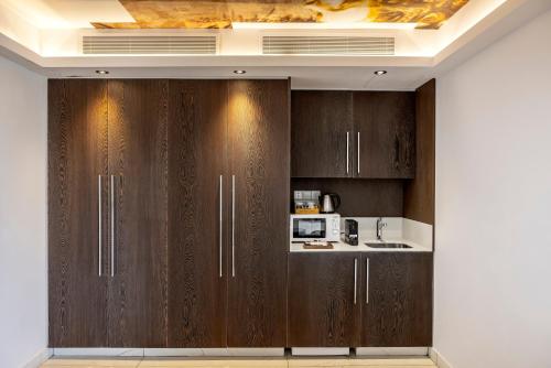 Executive Suite image 7