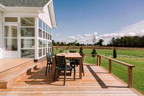 Hambly House - Modern Farmhouse near PEC