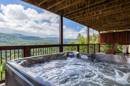 All About The View, 6 Bedrooms, Theater, Mountain View, New Construction, Sleeps 12 in Gatlinburg, USA