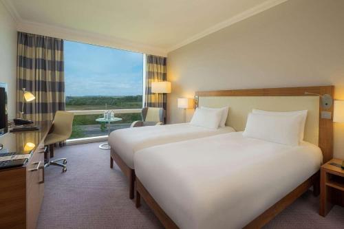 Hilton Reading - image 4