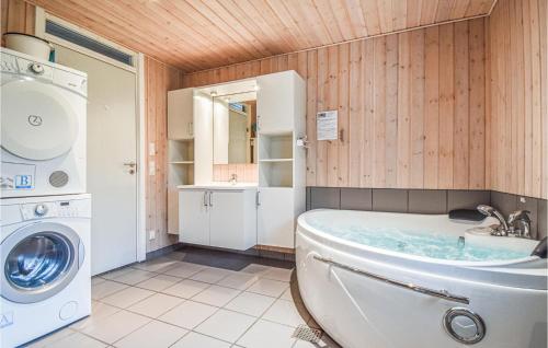 Bathroom, Awesome Home In Blvand With 4 Bedrooms, Sauna And Wifi in Vejers Strand