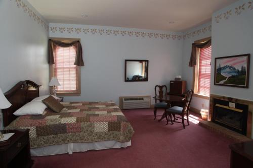 Deluxe Queen Suite