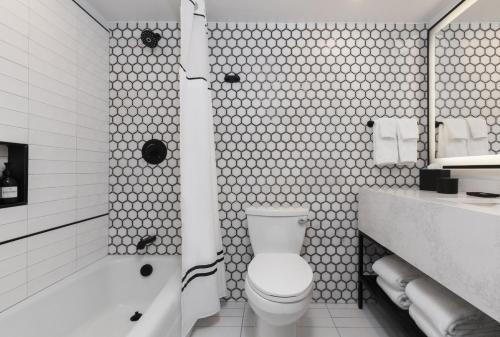 487901718 Mills House Charleston, Curio Collection by Hilton