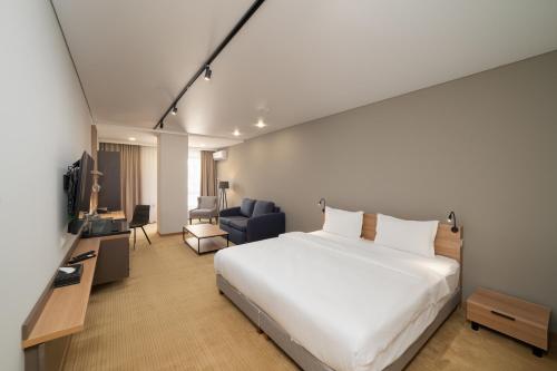 2 twin beds, 1 sofa bed
