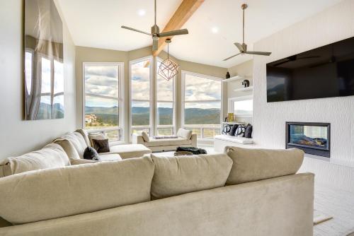 Prescott Gem Hot Tub and Mtn Views, 7 Mi to Dtwn in Prescott Valley