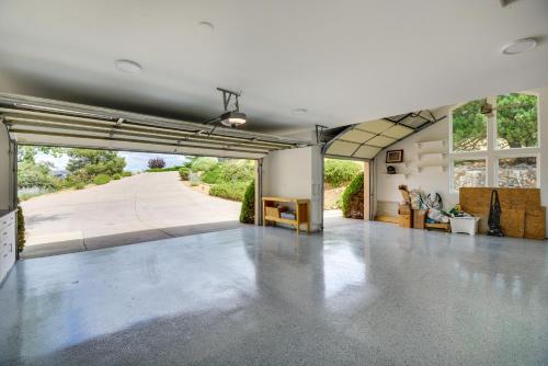 Prescott Gem Hot Tub and Mtn Views, 7 Mi to Dtwn in Prescott Valley