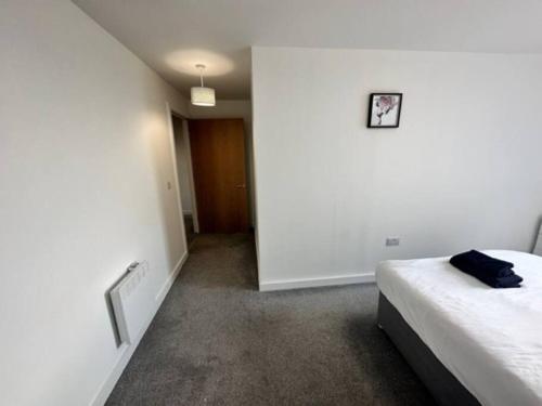 XL 2 Bed Central MCR Apt Sleeps 7 - Tap to explore photos