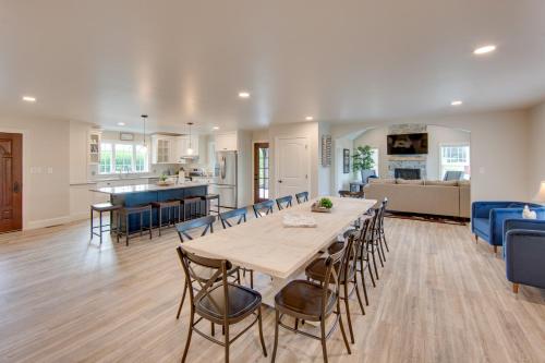 Gorgeous Ronks Retreat Patio, Grill and Fireplace! in Ronks, USA