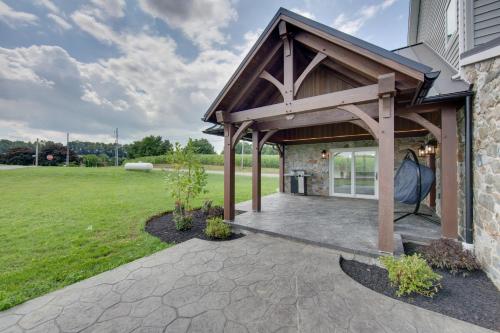 Gorgeous Ronks Retreat Patio, Grill and Fireplace!