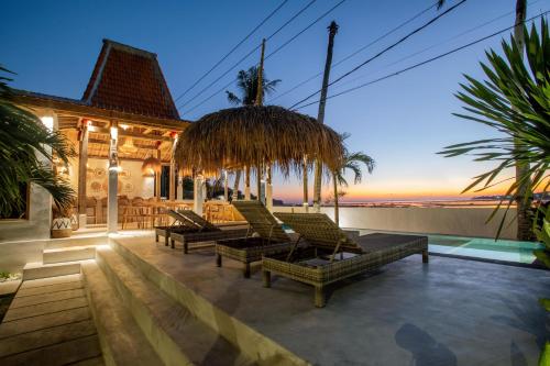 Sunset House Ceningan, 10 person beachfront private villa