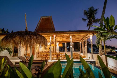 Sunset House Ceningan, 10 person beachfront private villa