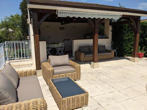 สระว่ายน้ำ, Clos du Château - Grande maison avec piscine privée et vue sur la vallée (Clos du Chateau - Grande maison avec piscine privee et vue sur la vallee) in มาแล