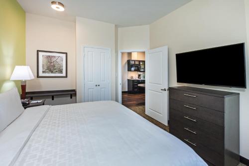 1 king bed, 1 sofa bed