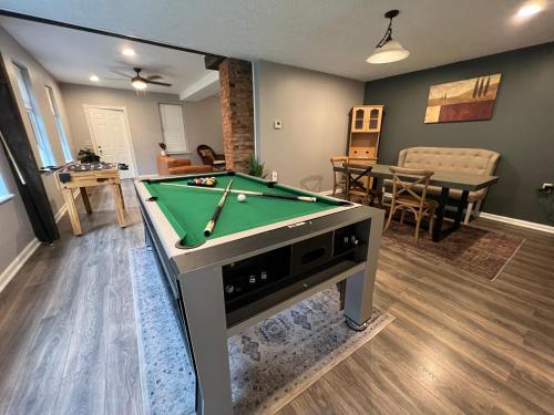 **Stylish Pet Friendly 3 Bedroom House**, Cleveland (photo 6)