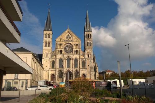 Vue sur la Basilique 'St 'Rémi - Location saisonnière - Reims