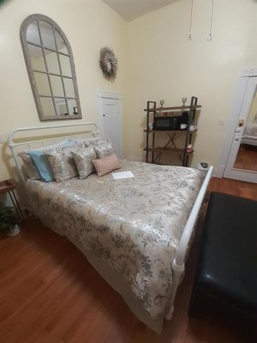 Cozy Turret Room at Nottingham Place in Wise with Plush Queen Bed, Private Detached Full Bath