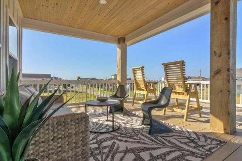 Walk to Beach, King Bed, Golf Cart, Sea the Light in Bolivar Peninsula, USA