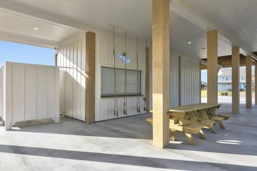 Walk to Beach, King Bed, Golf Cart, Sea the Light in Bolivar Peninsula, USA