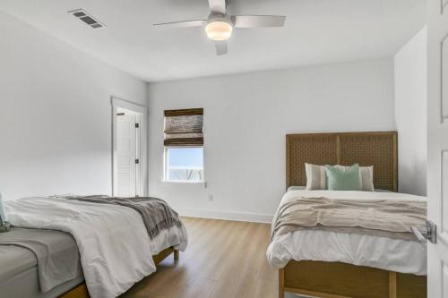 Walk to Beach, King Bed, Golf Cart, Sea the Light in Bolivar Peninsula, USA