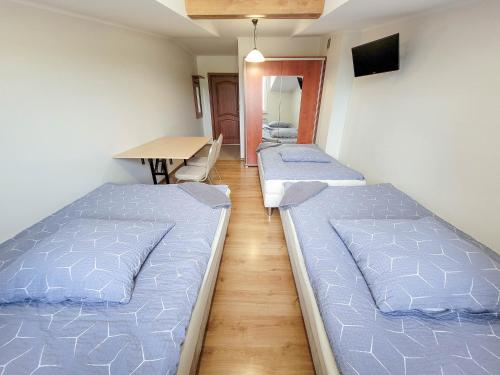1 double bed, 1 twin bed